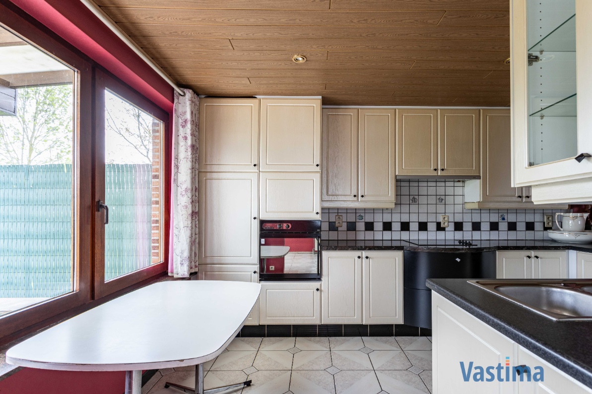 Immo Vastima - Huis Te koop Nieuwerkerken - Ruime halfopen bungalow met grote kelder, 3 slaapkamers en zonnige tuin